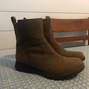 Barely worn merrell waterproof casual boots.